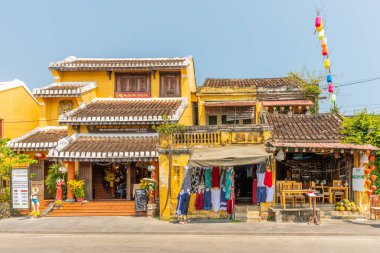 HOI AN / VIETNAM - Mart 06 2019: Hoi 'deki eski evler ve dükkanlarla sokak manzarası.