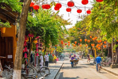 HOI AN / VIETNAM - Mart 06 2019: Hoi 'deki eski evler ve turistlerle sokak manzarası.