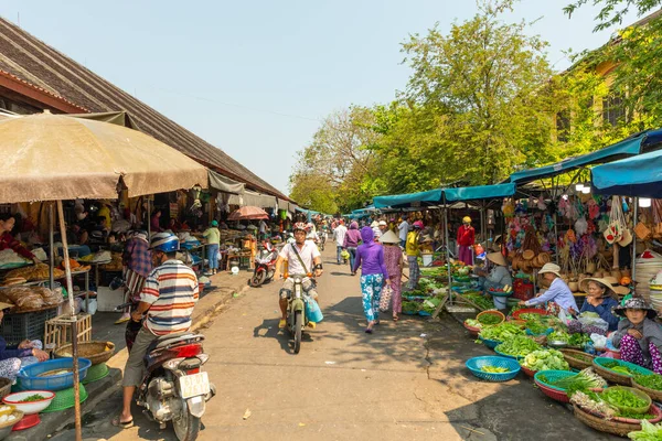 Hoi An / Vietnam - Mart 06: 2019: Geleneksel sokak pazarında taze sebzeler.