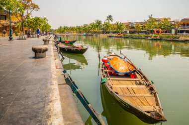 Hoi An / Vietnam - Mart 06: 2019: Thu Bon Nehri boyunca yürüyen turistler.