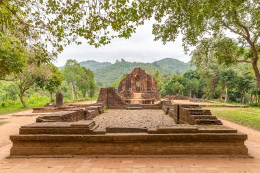 Oğlum, Vietnam 'daki antik Hindu tapınakları Hoi An ve Da Nang şehirleri yakınlarında..