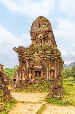 Oğlum, Vietnam 'daki antik Hindu tapınakları Hoi An ve Da Nang şehirleri yakınlarında..