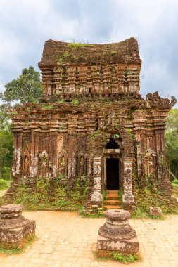 Oğlum, Vietnam 'daki antik Hindu tapınakları Hoi An ve Da Nang şehirleri yakınlarında..