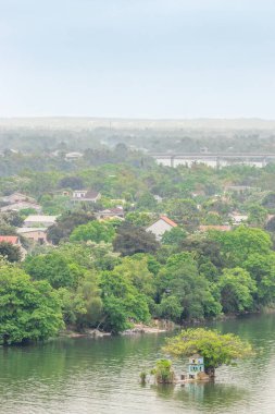 Hue, Vietnam 'daki parfüm nehrindeki çok küçük bir adada bir türbe..