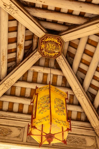 Una Hermosa Linterna Colgando Techo Ciudadela Palacio Real Imperial Ciudad —  Fotos de Stock