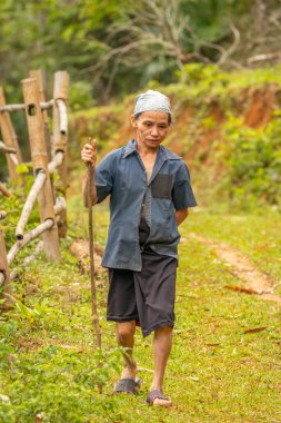 Pu Luong Doğa Koruma Alanı, Thanh Hoa / Vietnam - 10 Mart 2019: Güzel doğada yürüyen yaşlı bir kadın.