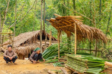 Pu Luong Doğa Koruma Alanı, Thanh Hoa / Vietnam - 10 Mart 2019: Bir kadın çatı panelleri yapıyor.