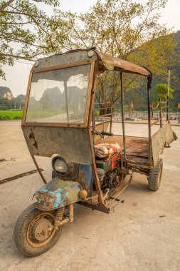 Tam Coc, Ninh Binh, Vietnam 'da paslı eski bir bisiklet..