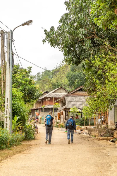 Pu Luong Doğa Koruma Alanı, Thanh Hoa / Vietnam - 10 Mart 2019: İnsanlar etnik azınlığın yaşadığı küçük bir köyde yürüyüş yapıyorlar.