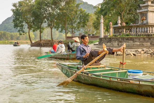 Tam Coc Ninh Binh Vietnam 2019 Március Egy Evezős Ngo — Stock Fotó