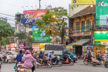 Hanoi / Vietnam - 15 Mart 2019: Gündüzleri Hanoi 'nin Eski Mahallesi sokakları. Bir sürü insan ve trafik görülebilir..