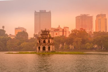 Hanoi / Vietnam - 16 Mart 2019: Hoan Kiem Gölü 'ndeki Kaplumbağa Kulesi (Thap Rua).