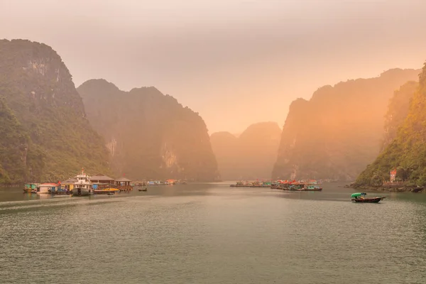 Halong Bay Vietnam März 2019 Atemberaubender Sonnenaufgang Mit Blick Auf — Stockfoto