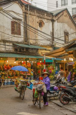 Hanoi / Vietnam - 16 Mart 2019: Hanoi 'nin eski mahallesinde bisikletli bir sokak satıcısı.