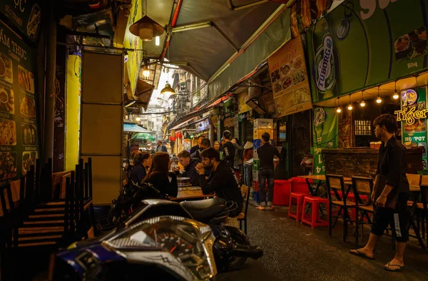 Ханой Вьетнам Марта 2019 Года Туристы Наслаждаются Едой Оживленной Улице — стоковое фото