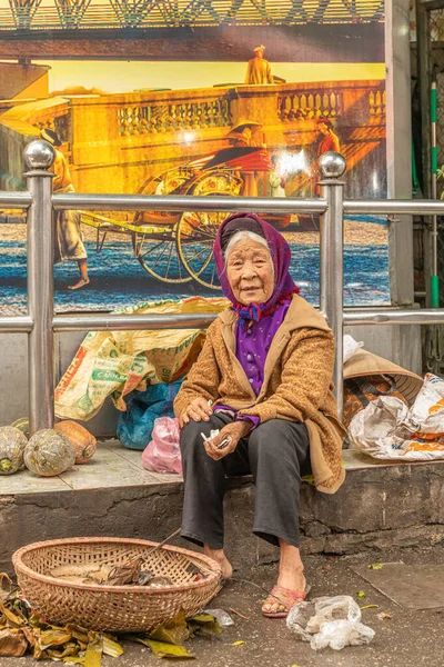 Hanoi Vietnam March 2019 Old Vietnamese Woman Trying Make Money — Stock Photo, Image