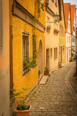 Rothenburg ob der Tauber 'in güzel sokaklarında geleneksel Alman evleri, Bavyera, Almanya.