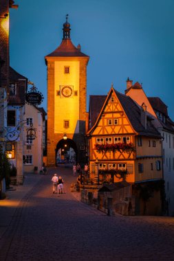 Rothenburg ob der Tauber / Almanya - 27 Temmuz 2019: Almanya 'nın pitoresk bir ortaçağ şehrinde yaşayan yaşlı bir çift, ünlü UNESCO dünya kültür mirası, popüler seyahat merkezi.