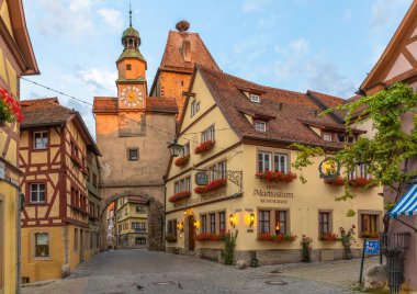 Rothenburg ob der Tauber / Almanya - 27 Temmuz 2019: Almanya 'da resim ortaçağ kenti, ünlü UNESCO dünya kültür mirası bölgesi, güzel ışık altında popüler seyahat beldesi.