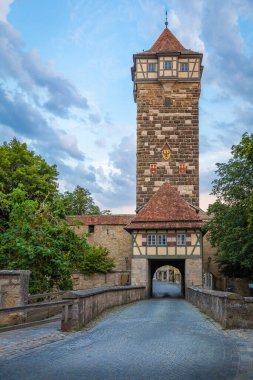 Rothenburg ob der Tauber, Almanya 'nın pitoresk ortaçağ şehri, ünlü UNESCO dünya kültür mirası bölgesi, güzel ışık altında popüler seyahat merkezi.