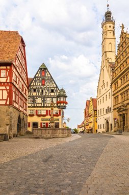 Rothenburg Ob Der Tauber / Almanya - 27 Temmuz 2019: Çeşmeli tarihi binalar.