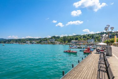 Velden am Worthersee, Carinthia / Avusturya - 30 Temmuz 2019: Avusturya 'nın Carinthia bölgesindeki pitoresk Lake Worthersee' ye bakın.