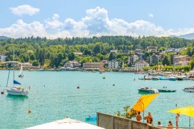 Velden am Worthersee, Carinthia / Avusturya - 30 Temmuz 2019: Avusturya 'nın Carinthia bölgesindeki pitoresk Lake Worthersee' ye bakın.