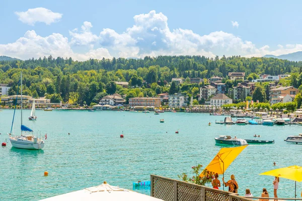 Velden am Worthersee, Carinthia / Avusturya - 30 Temmuz 2019: Avusturya 'nın Carinthia bölgesindeki pitoresk Lake Worthersee' ye bakın.