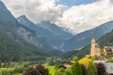 Avusturya, Heiligenblut 'ta Alp dağları arasındaki vadide küçük bir kilise. Grossglockner grubu arkada..