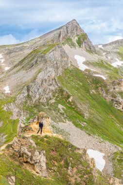 Grossglockner Ulusal Parkı Hohe Tauern / Avusturya - 31 Temmuz 2019: Grossglockner Ulusal Parkı 'nın güzel manzarasında bir yürüyüşçü, Hohe Tauern.
