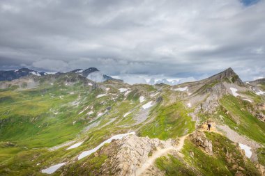 Grossglockner Ulusal Parkı Hohe Tauern / Avusturya - 31 Temmuz 2019: Grossglockner Ulusal Parkı 'nın güzel manzarasında bir yürüyüşçü, Hohe Tauern.