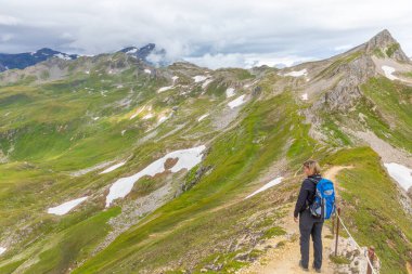 Grossglockner Ulusal Parkı Hohe Tauern / Avusturya - 31 Temmuz 2019: Grossglockner Ulusal Parkı 'nın güzel manzarasında bir yürüyüşçü, Hohe Tauern.