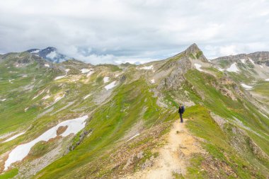 Grossglockner Ulusal Parkı Hohe Tauern / Avusturya - 31 Temmuz 2019: Grossglockner Ulusal Parkı 'nın güzel manzarasında bir yürüyüşçü, Hohe Tauern.