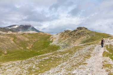 Grossglockner Ulusal Parkı Hohe Tauern / Avusturya - 31 Temmuz 2019: Grossglockner Ulusal Parkı 'nın güzel manzarasında bir yürüyüşçü, Hohe Tauern.