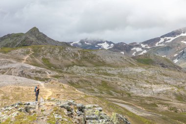 Grossglockner Ulusal Parkı Hohe Tauern / Avusturya - 31 Temmuz 2019: Grossglockner Ulusal Parkı 'nın güzel manzarasında bir yürüyüşçü, Hohe Tauern.