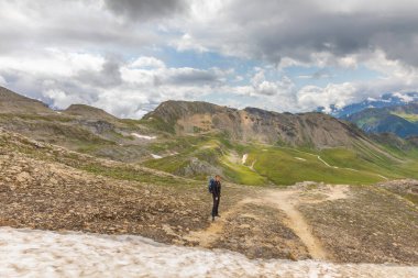Grossglockner Ulusal Parkı Hohe Tauern / Avusturya - 31 Temmuz 2019: Grossglockner Ulusal Parkı 'nın güzel manzarasında bir yürüyüşçü, Hohe Tauern.