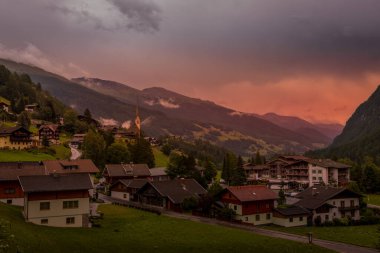 Heiligenblut / Avusturya - 31 Temmuz 2019: Heiligenblut, Avusturya 'da küçük bir kilise, Alp dağlarındaki Grossglockner grup dağları arasında yer almaktadır..