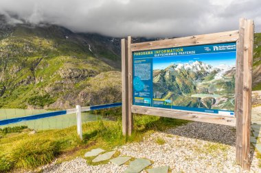 Grossglockner Yüksek Alp Yolu / Avusturya - Ağustos 12019: Zümrüt yeşili Margaritze gölü.