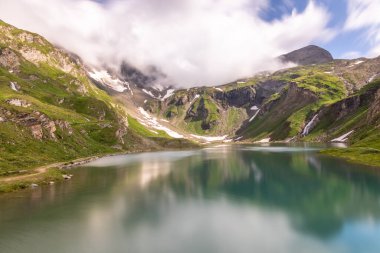 Grossglockner Alp Geçidi 'ndeki yeşil buzul suları, Avusturya.