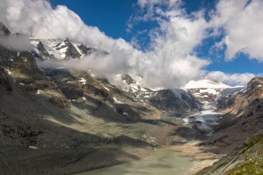 Avusturya 'daki Grossglockner buzulunun güzel manzarası son on yılda görülmeye değer bir geri çekilmeyi gösteriyor. Tüm vadi bir zamanlar buz ve iklim değişikliğiyle doluydu..