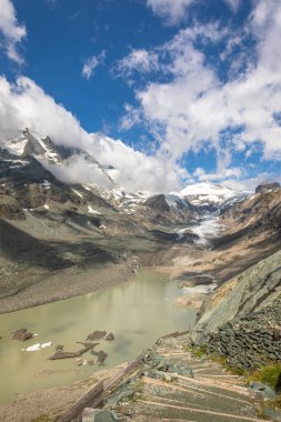 Avusturya 'daki Grossglockner buzulunun güzel manzarası son on yılda görülmeye değer bir geri çekilmeyi gösteriyor. Tüm vadi bir zamanlar buz ve iklim değişikliğiyle doluydu..