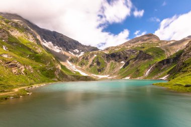 Grossglockner Alp Geçidi 'ndeki yeşil buzul suları, Avusturya.