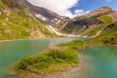 Grossglockner Alp Geçidi 'ndeki yeşil buzul suları, Avusturya.