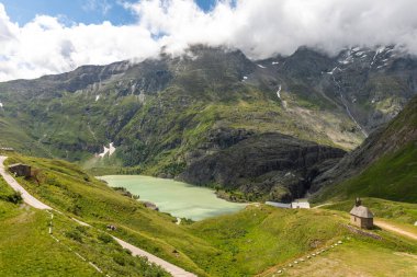 Grossglockner High Alpine Yolu 'ndaki zümrüt yeşili Margaritze merdiven kenarında tek kişilik bir kilise..