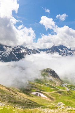 Edelweissspitze bakış açısı Avusturya 'nın Salzburg eyaletindeki Grossglockner High Alpine Road' un en yüksek noktasıdır. 3000 metreden daha yükseğe uzanan 37 tepe var..