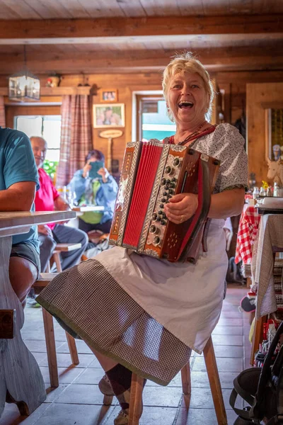 Ellmau Austria Sierpień 2019 Kobieta Tradycyjnym Stroju Bawarskim Grająca Akordeonie — Zdjęcie stockowe
