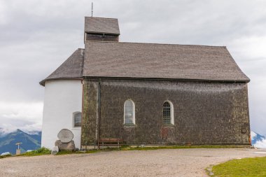 Hohe Salve zirvesinde güzel bir kilise, Tyrol, Avusturya 'da Sul..