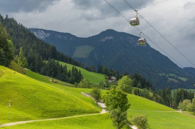 Sll / Avusturya - 03 Ağustos 2019: Cable car, güneşli bir yaz gününde Avrupa Alplerinde turist ve yürüyüşçüleri taşıyor.