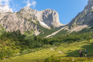 Ellmau / Avusturya - 04 Ağustos 2019: Yabani Kayzer 'le Gruttenhtte' ye yürüyüşe geçen yürüyüşçüler.
