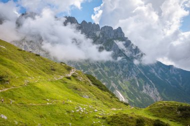 Ellmau / Avusturya - 04 Ağustos 2019: Gruttenhtte 'deki yürüyüşçüler.